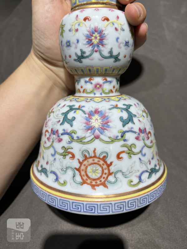 清嘉庆 粉彩缠枝花卉八吉祥花觚 - 图7